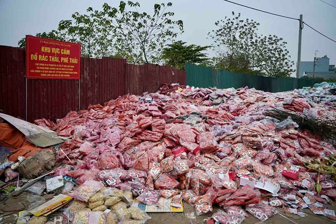 A spontaneous landfill of La Phu commune (Hoai Duc, Hanoi) has seen tons of candy and fast food thrown away, "like mountains" in recent days. Photo: Huu Chanh