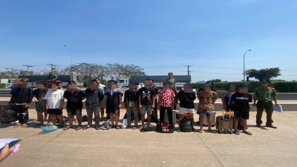 24 people who were scammed into going to Cambodia for "easy work, high salary" were returned to their country. Photo: Provided by the police