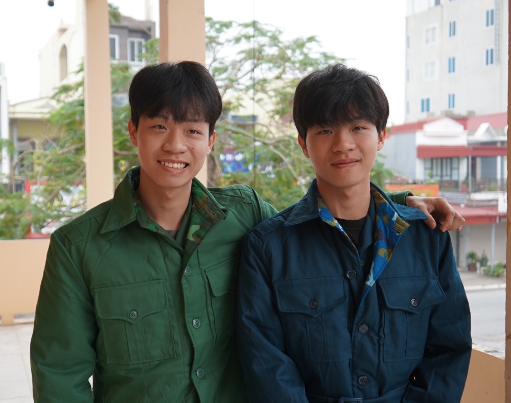Brothers Trung Hieu - Nhat Minh (Hai Phong) before leaving for military service. Photo: Mai Dung