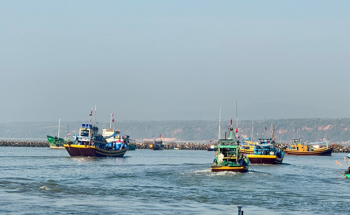 Tau ca noi duoi ra khoi cua cang Phan Thiet de xuat hanh chuyen bien dau nam. Anh: Duy Tuan 