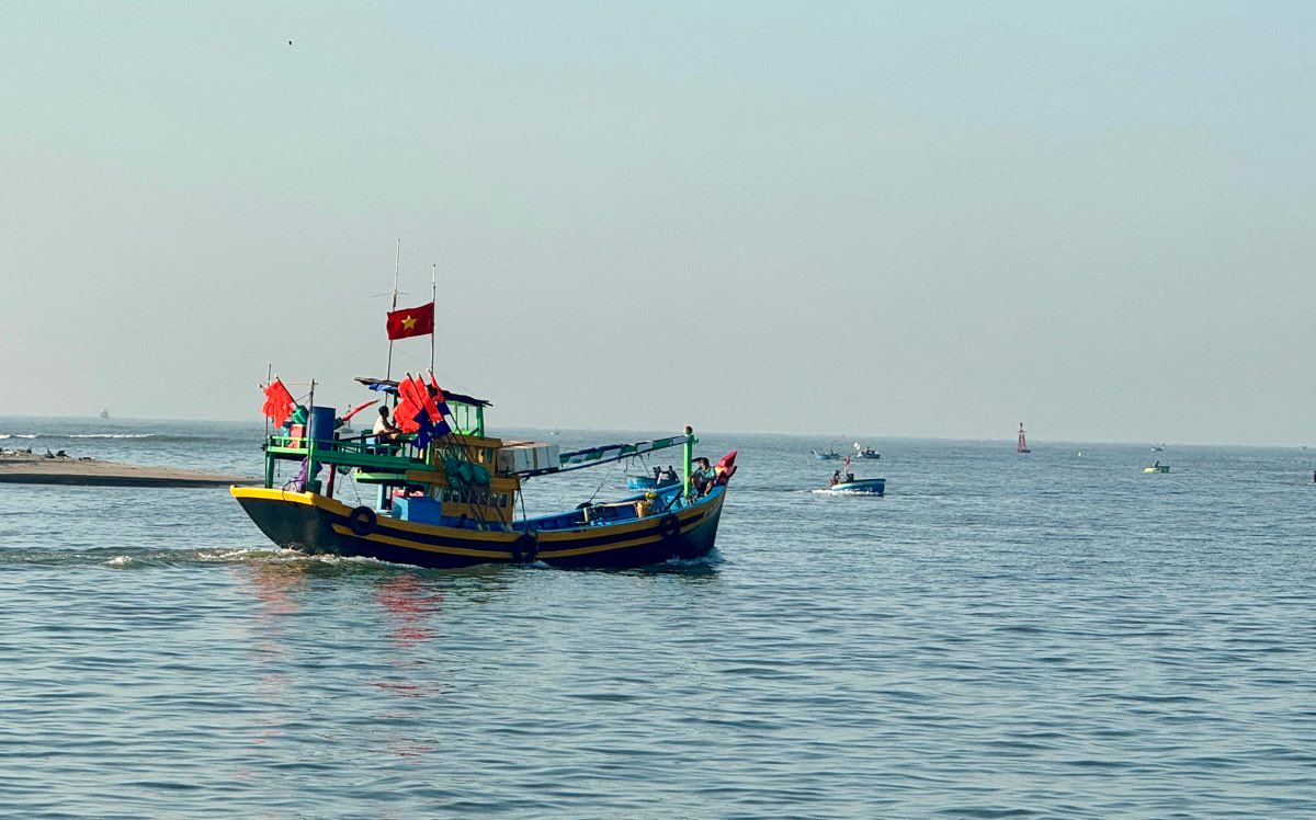 Tau ca cua ngu dan Phan Thiet ra khoi ngay 6.2. Anh: Duy Tuan 