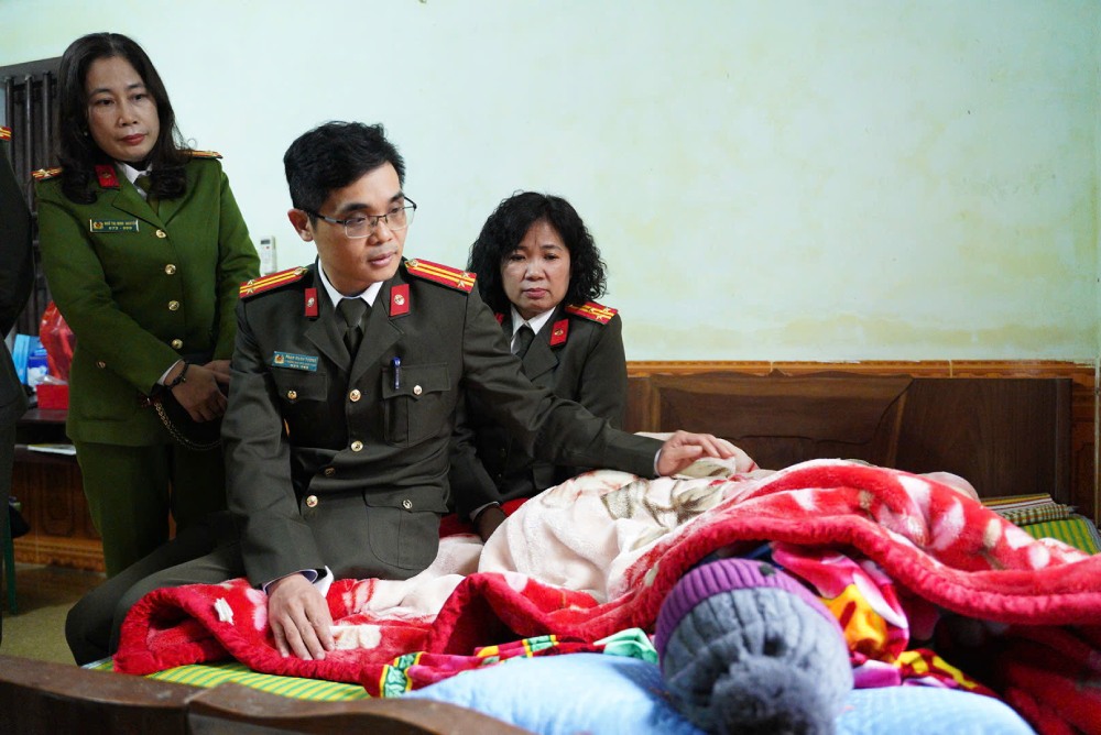 Representative of the People's Public Security Trade Union visited Vietnamese Heroic Mothers in Kim Dong district, Hung Yen province. Photo: Phu Temple