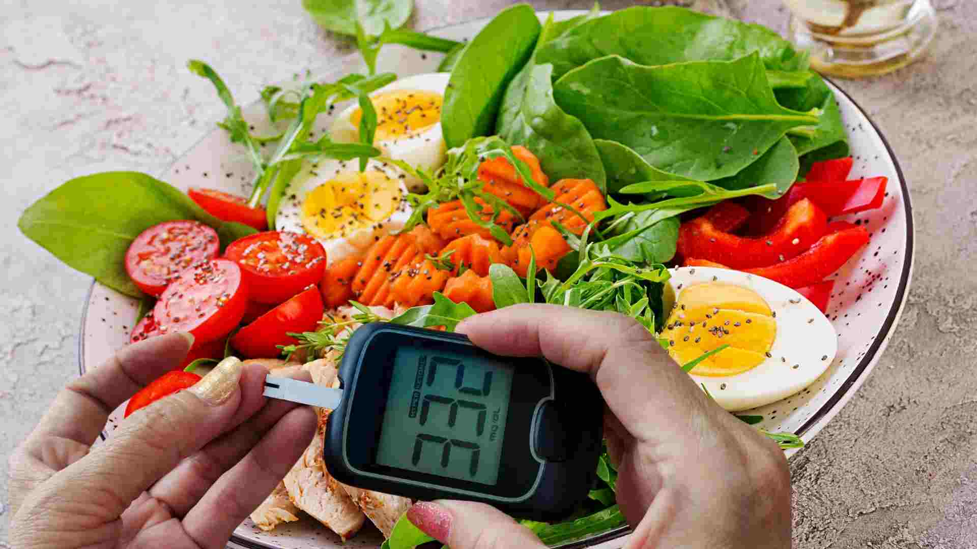 Eating with a plate helps control blood sugar. Graphics: Lower clouds