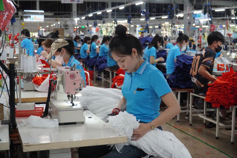 Dong Phu Cuong Joint Stock Company in Dong Nai gives money to people who introduce workers. Photo: Ha Anh Chien