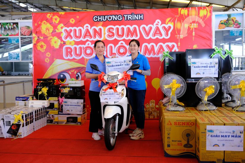 Ms. Tran Thi Thanh Thoang - Chairwoman of the Trade Union of TKG Teakwang Can Tho Company Limited (right) - presented a motorbike to female worker Phan Thi Nhien. Photo: My Ly