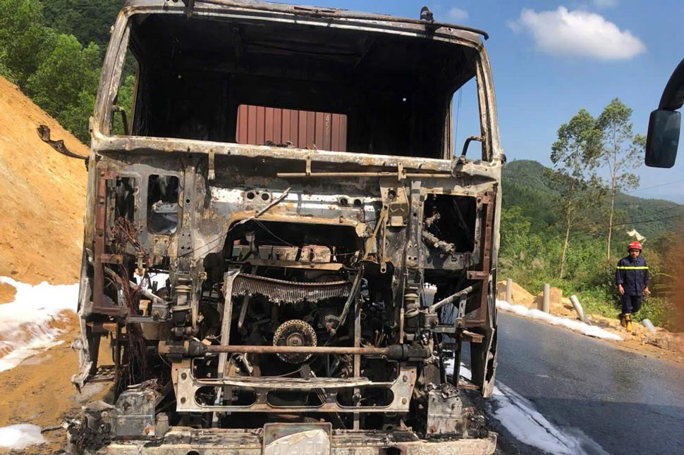 The tractor burned down while climbing An Khe pass, passing through Binh Dinh province. Photo: Binh Dinh Provincial Traffic Police Department