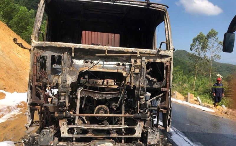 The tractor burned down while climbing An Khe pass, passing through Binh Dinh province. Photo: Binh Dinh Provincial Traffic Police Department
