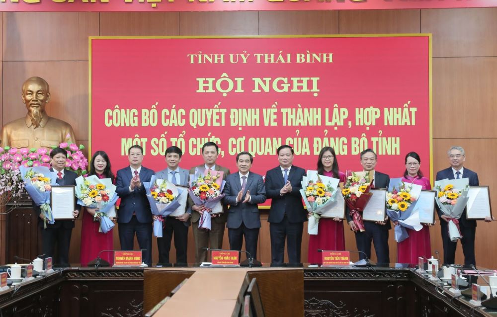 The Standing Committee of Thai Binh Provincial Party Committee presented decisions on assignment, appointment and presented flowers to congratulate the Head and Deputy Heads of the Propaganda and Mass Mobilization Department of Thai Binh Provincial Party Committee. Photo: Thien An
