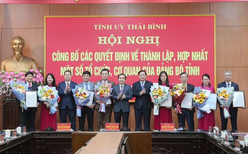 The Standing Committee of Thai Binh Provincial Party Committee presented decisions on assignment, appointment and presented flowers to congratulate the Head and Deputy Heads of the Propaganda and Mass Mobilization Department of Thai Binh Provincial Party Committee. Photo: Thien An