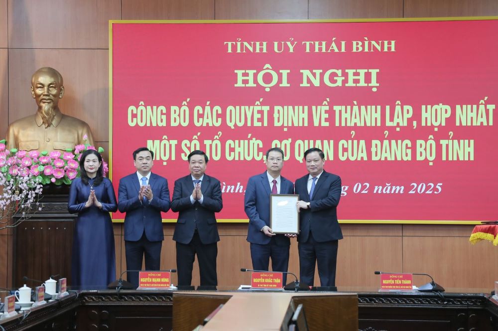 Ông Nguyễn Khắc Thận - Bí thư Tỉnh ủy Thái Bình trao quyết định về việc chỉ định Ban Thường vụ Đảng ủy, Bí thư Đảng ủy, Phó Bí thư Đảng ủy Các cơ quan Đảng tỉnh Thái Bình nhiệm kỳ 2020 – 2025 cho ông Nguyễn Tiến Thành - Phó Bí thư Thường trực Tỉnh ủy, Chủ tịch HĐND tỉnh, Bí thư Đảng ủy Các cơ quan Đảng tỉnh nhiệm kỳ 2020 - 2025. Ảnh: Thiên Ân