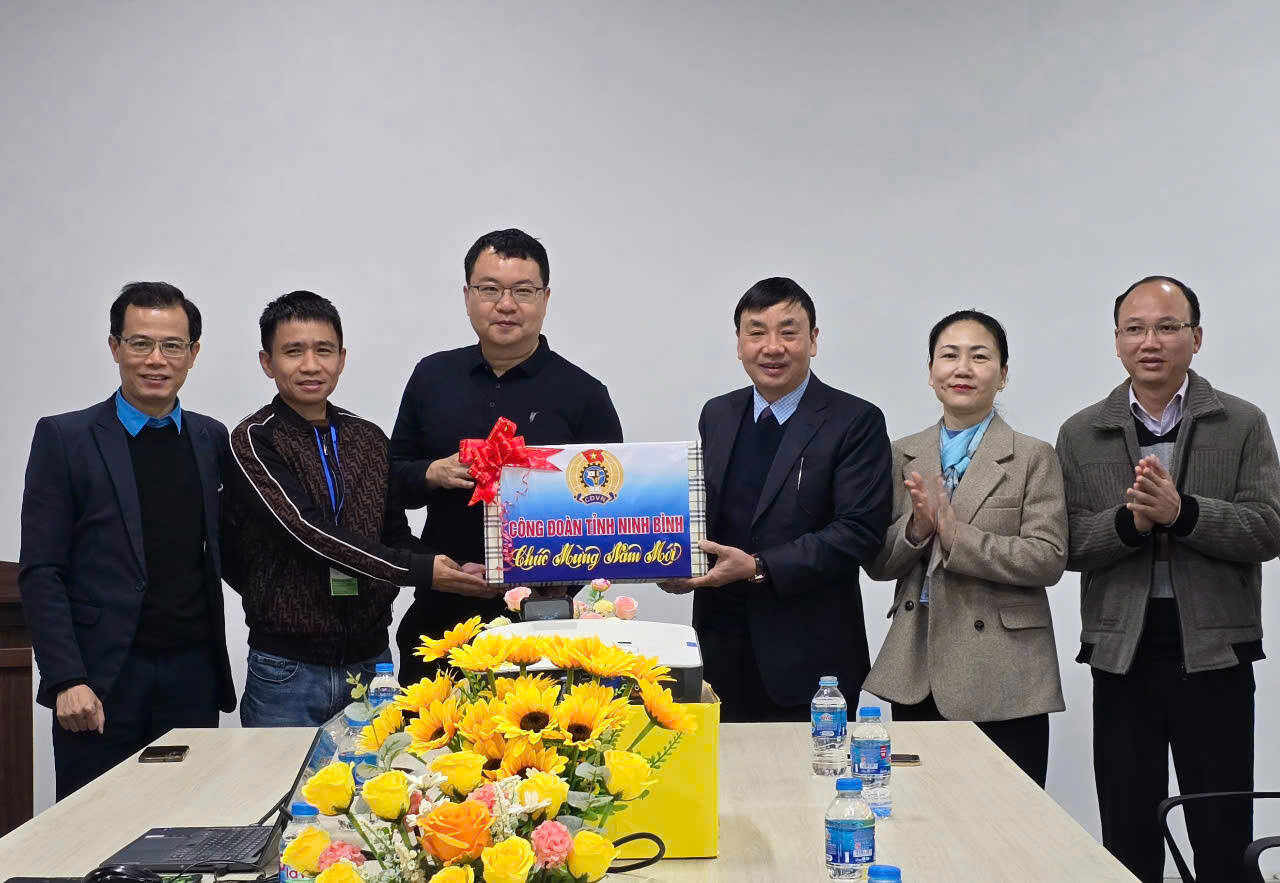 Leaders of Ninh Binh Provincial Federation of Labor presented gifts to encourage the Board of Directors and lucky money to workers at Simona Leather Company Limited (in Khanh Phu Industrial Park, Yen Khanh District, Ninh Binh). Photo: Nguyen Truong