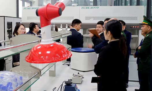 Phòng thí nghiệm, kiểm nghiệm hàng hóa đặt tại Bãi kiểm hóa Cầu Bắc Luân 2 (Móng Cái, Quảng Ninh). Ảnh: Cổng TTĐT Móng Cái