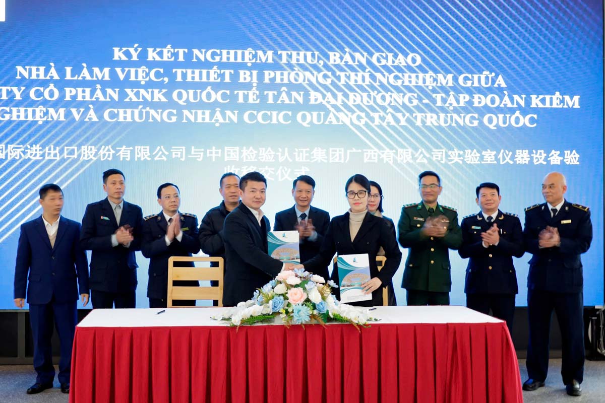 Cong ty Co phan xuat nhap khau quoc te Tan Dai Duong (Viet Nam) va Tap doan Kiem nghiem Trung Quoc - Cong ty TNHH Quang Tay, Chi nhanh Dong Hung (Trung Quoc) da ky ket nghiem thu ban giao nha lam viec, trang thiet bi phong thi nghiem nong san va thuc pham. Anh: Cong ty Tan Dai Duong