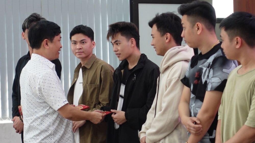 The military environment helps young people train and mature. Photo: Tran Thi