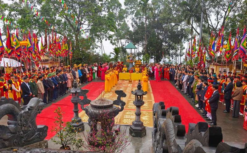 Thac Ba Temple attracts a large number of people offering incense on the opening day of the festival. Photo: NDCC