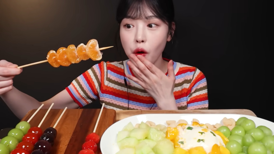 Loạt video ăn trái cây bọc đường gây sốt mạng xã hội. Ảnh: Boki Eating