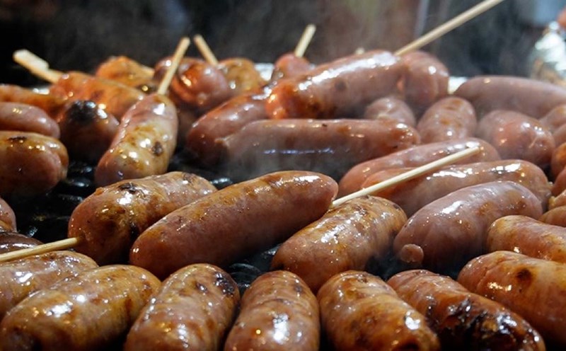 Chinese stone grilled sausage "stormed" when appearing in Vietnam. Photo: Nhu Quynh