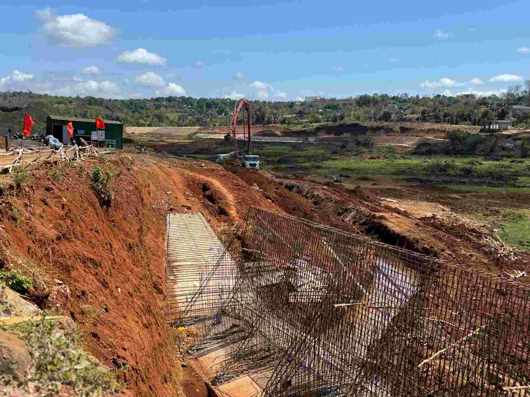 A corner of the Ea Tam irrigation lake project (downtown Buon Ma Thuot, Dak Lak province) under construction. Photo: Bao Trung