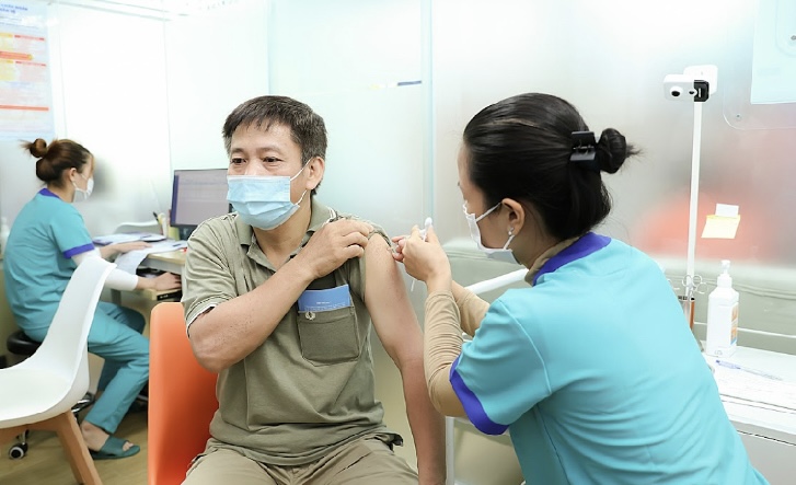 Prevent dangerous complications of seasonal flu with vaccines. Photo: Huong Giang