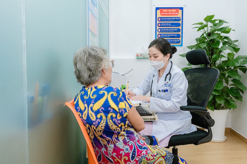 Nhieu nguoi cao tuoi di tiem phong vaccine cum. Anh: Huong Giang