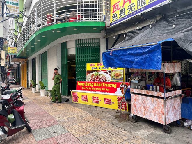 Nha Trang City authorities work with the owner of a restaurant accused by foreign customers of charging high prices. Photo: Phuong Linh