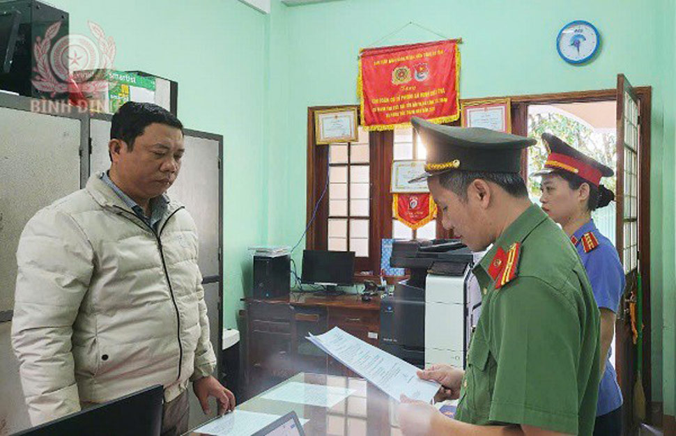 Cơ quan An ninh điều tra Công an tỉnh Bình Định thi hành các quyết định tố tụng đối với ông Dương Thanh Cường - Chủ tịch UBND xã Nhơn Phúc (thị xã An Nhơn). Ảnh: Công an tỉnh Bình Định