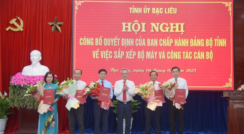 Trao cac Quyet dinh can bo Ban Tuyen giao Dan van Tinh uy Bac Lieu. Anh: Nhat Ho