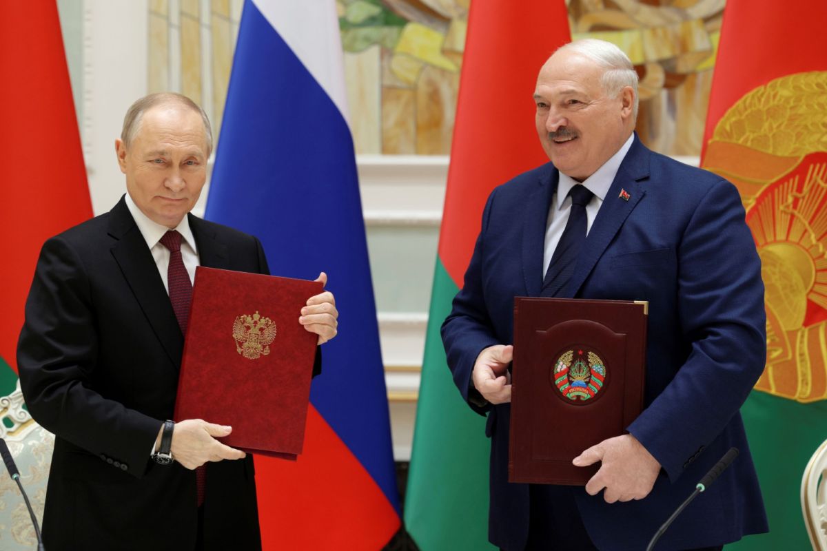 Tong thong Nga Vladimir Putin (trai) va Tong thong Belarus Alexander Lukashenko sau khi ky hiep uoc an ninh ngay 6.12.2024 tai Minsk, Belarus. Anh: Kremlin