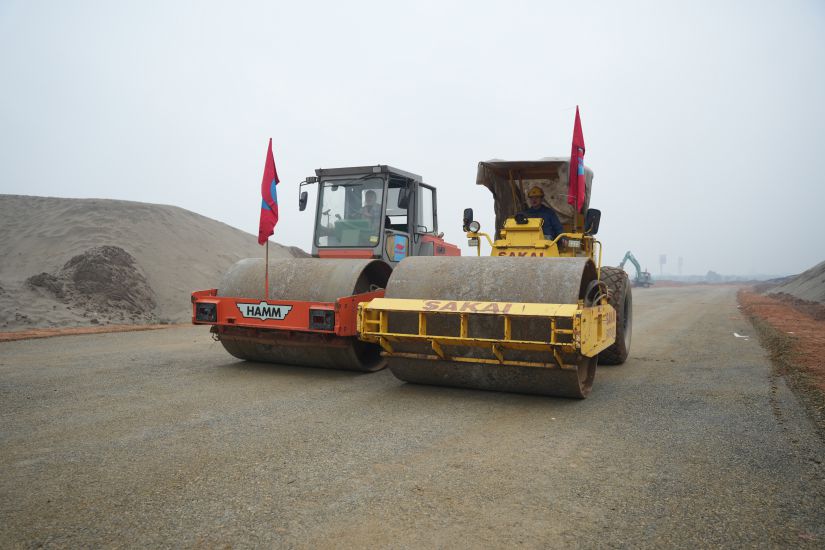 Machinery and workers constructing the Ring Road 4 parallel road project through Thuong Tin district, Hanoi. Photo: Huu Chanh