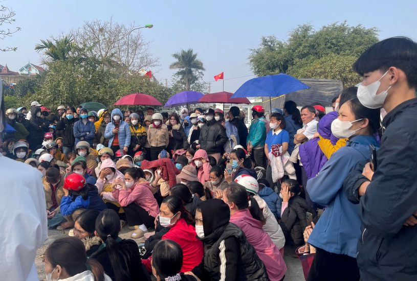 Hundreds of workers at Van Ha Garment Joint Stock Company collectively stopped working to demand their rights. Photo: Minh Hoang