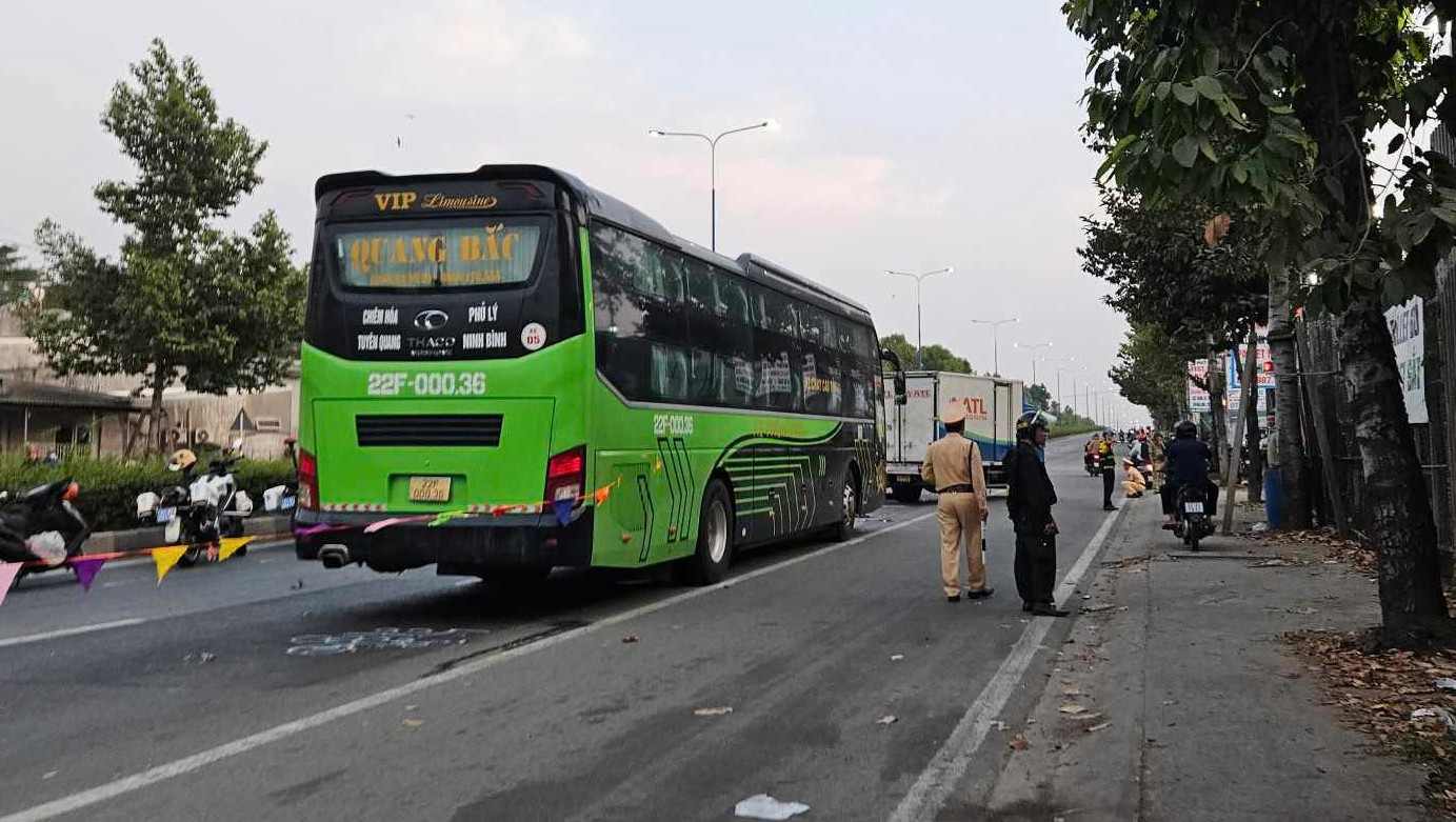 Hien truong vu tai nan lien hoan giua 3 o to va xe khach khien giao thong un u. Anh: Ban doc cung cap