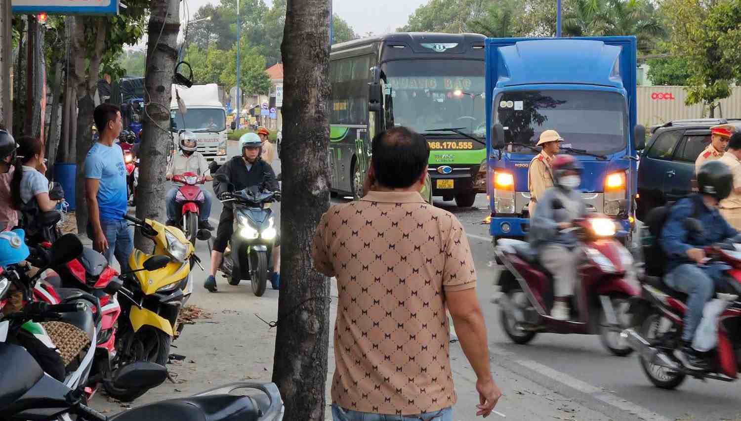 Tai nan khien giao thong bi un u. Anh: Ban doc cung cap