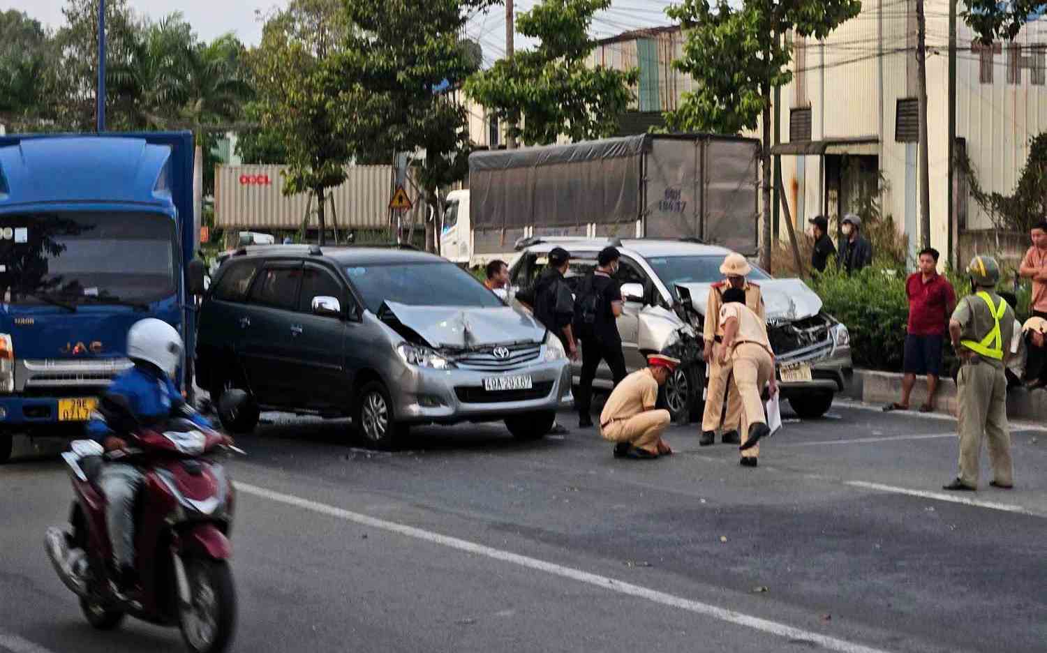Scene of a series of accidents involving 3 cars and a passenger bus causing traffic congestion. Photo: Provided by readers