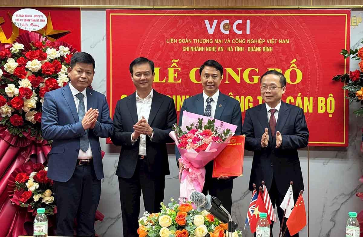 VCCI leaders presented the appointment decision and flowers to congratulate Mr. Le Nguyen Chung. Photo: Nguyen Hai