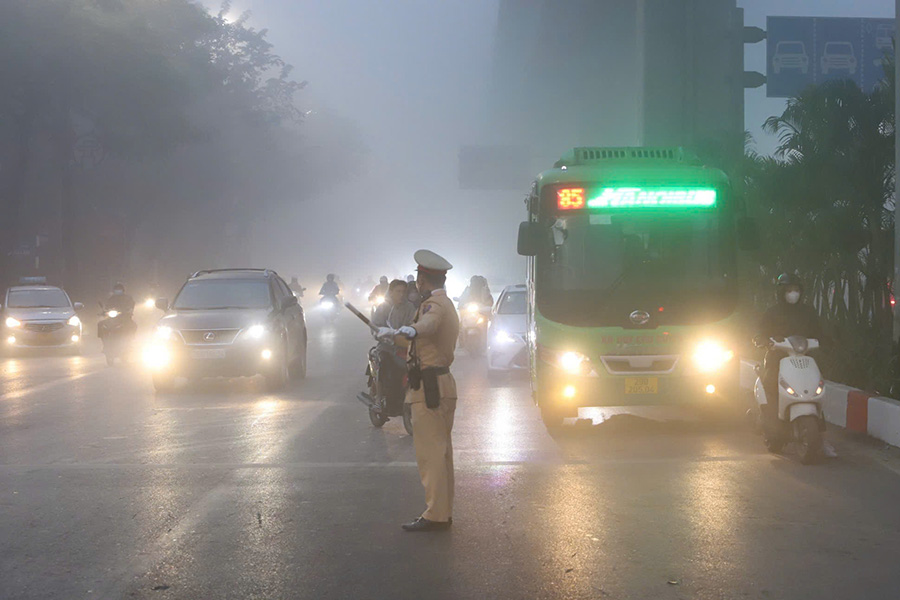 Nguoi dan chap hanh su dieu tiet cua luc luong chuc nang tren duong. Anh: Tien Trach
