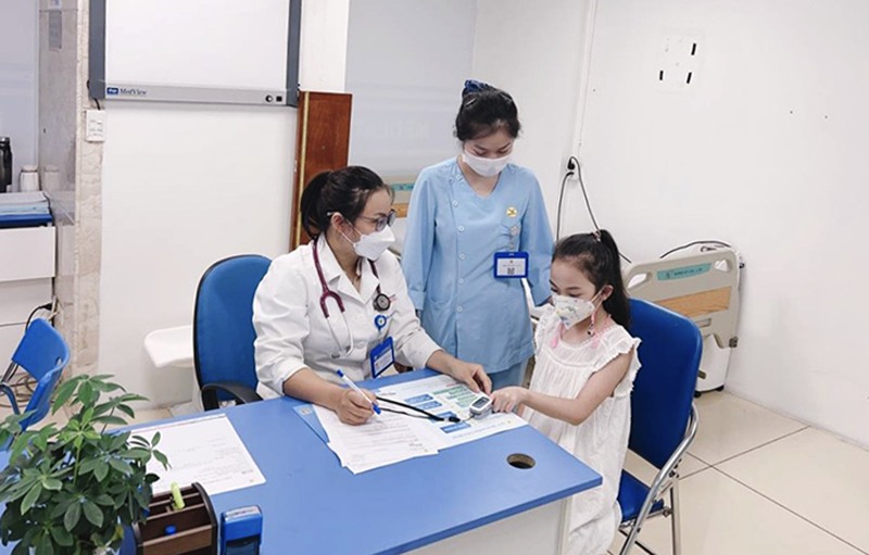 Doctor Ngoc examines a child with flu. Photo: BVCC