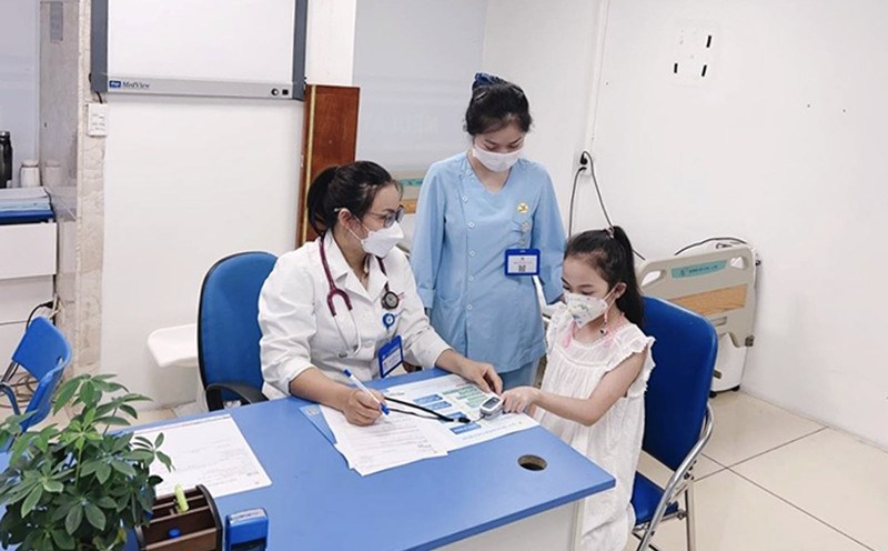Doctor Ngoc examines a child with flu. Photo: BVCC