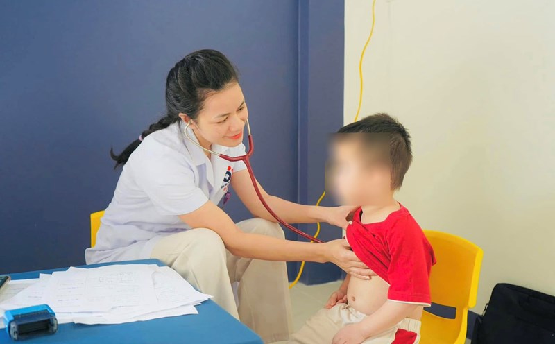 Doctors at Nghe An Obstetrics and Pediatrics Hospital examine a child with seasonal flu. Photo: Hoang Yen
