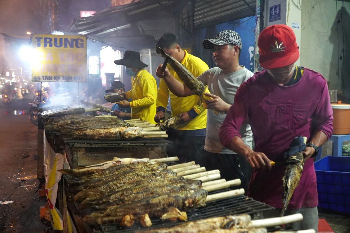 Grilled snakehead fish is chosen by many families as an offering on the God of Wealth's day. Photo: Nguyen Chan