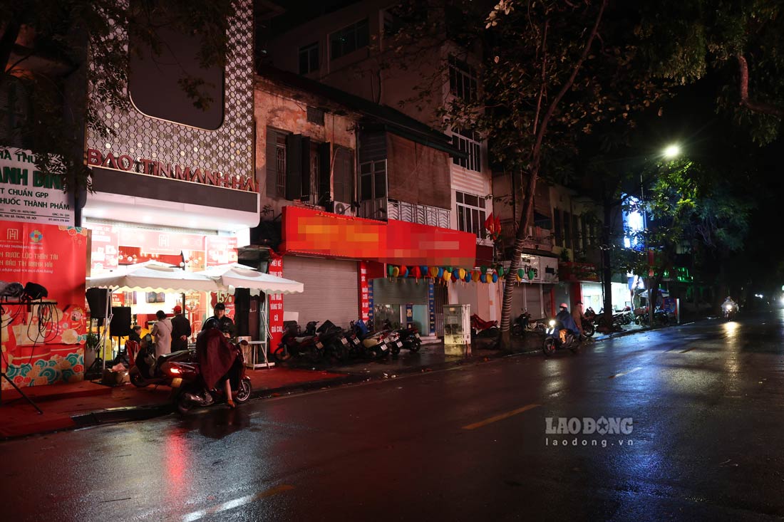 Trai nguoc voi ve nhon nhip cua cac cua hang tren, khoang 5h45, nhieu cua hang ban vang khac tren pho Tran Nhan Tong van “cua dong then cai”.