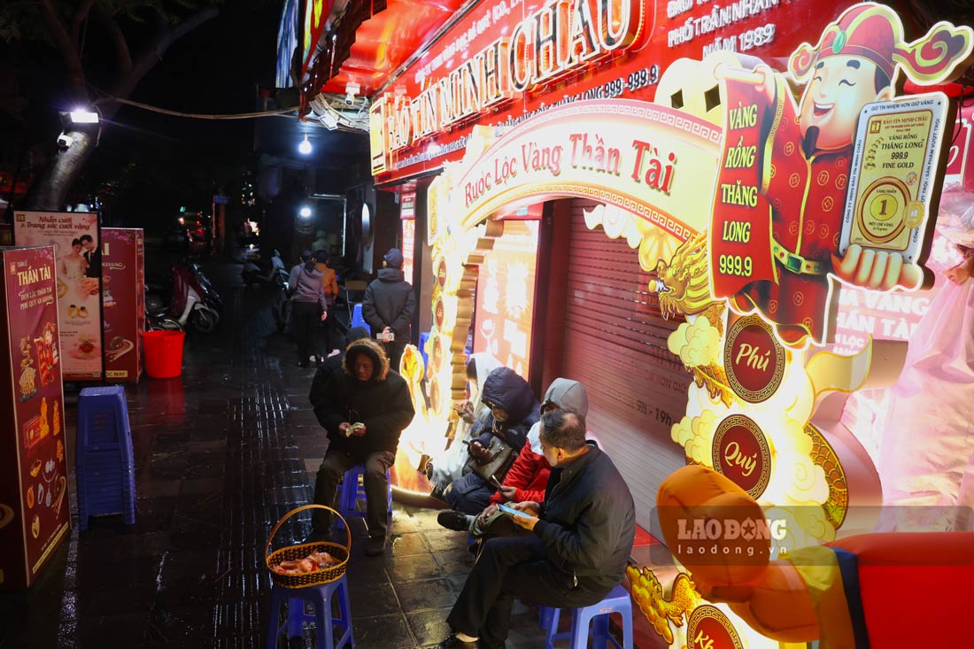 Hanoi's gold street is unexpectedly deserted early in the morning on God of Wealth's day