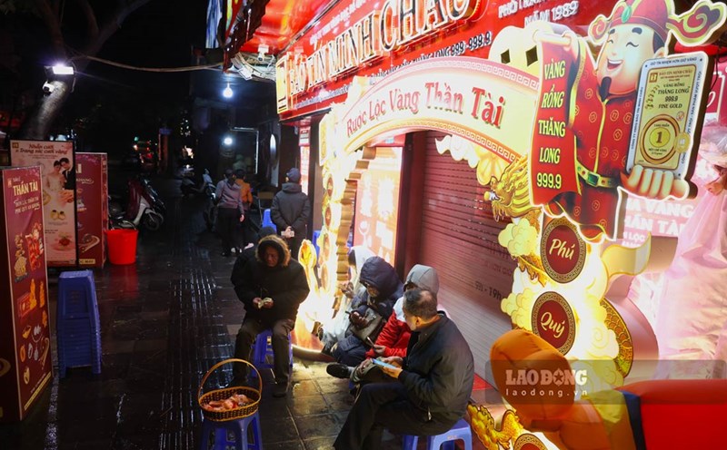 Hanoi's gold street is unexpectedly deserted early in the morning on God of Wealth's day