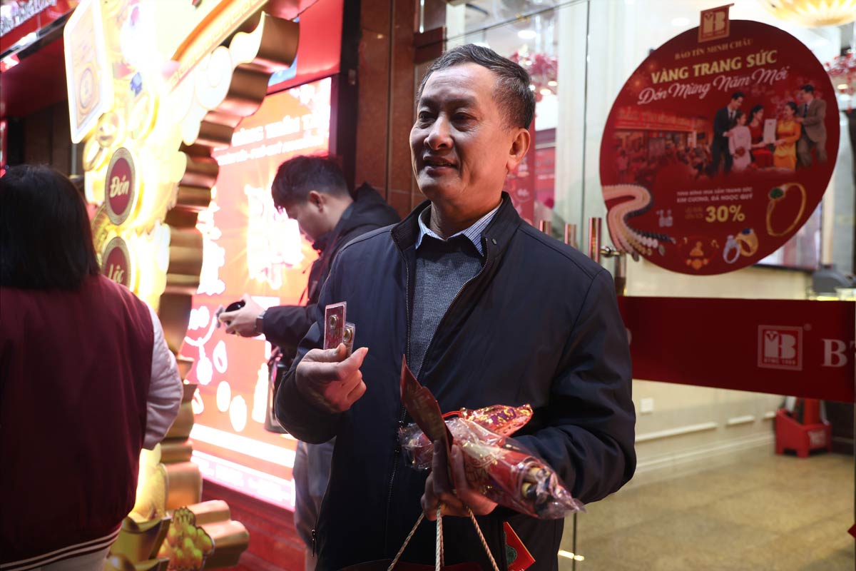 People come early, keeping the 16-year streak of buying gold on God of Wealth's day