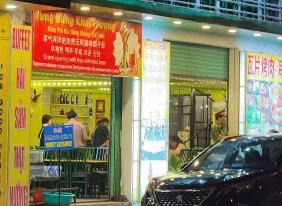 Nha Trang City authorities work with the owner of Aroma Beach restaurant. Photo: Phuong Linh