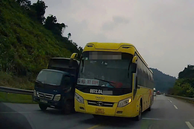 Hình ảnh chiếc xe khách lấn làn, tạt đầu ôtô tải trên cao tốc. Ảnh: Công an cung cấp
