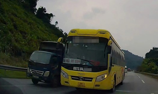 Hình ảnh chiếc xe khách lấn làn, tạt đầu ôtô tải trên cao tốc. Ảnh: Công an cung cấp
