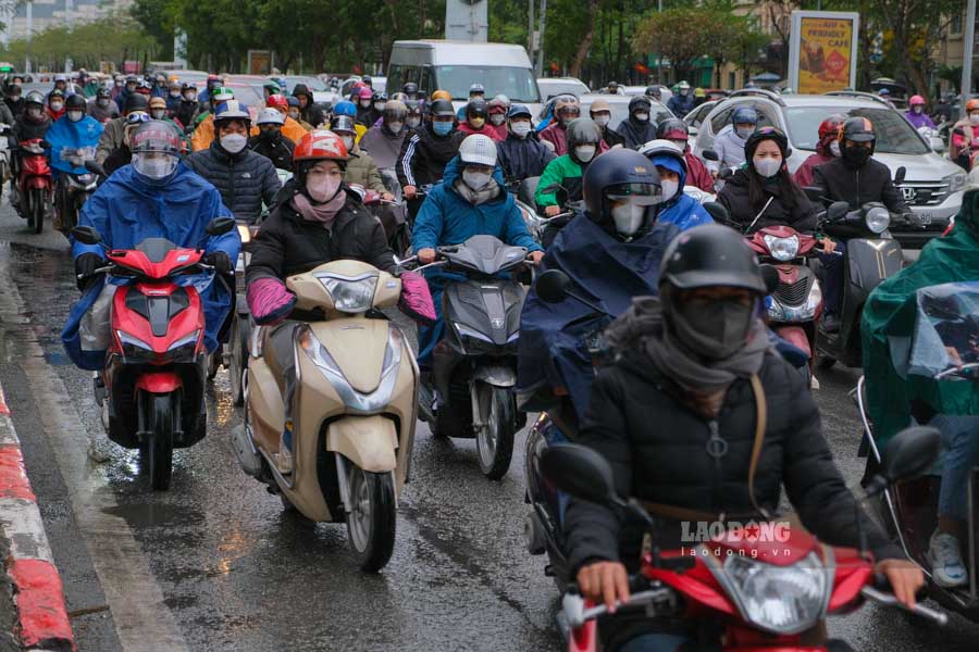 Mua lon khien nguoi dan kho khan khi di chuyen, nhieu tuyen duong xay ra tinh trang un tac cuc bo.