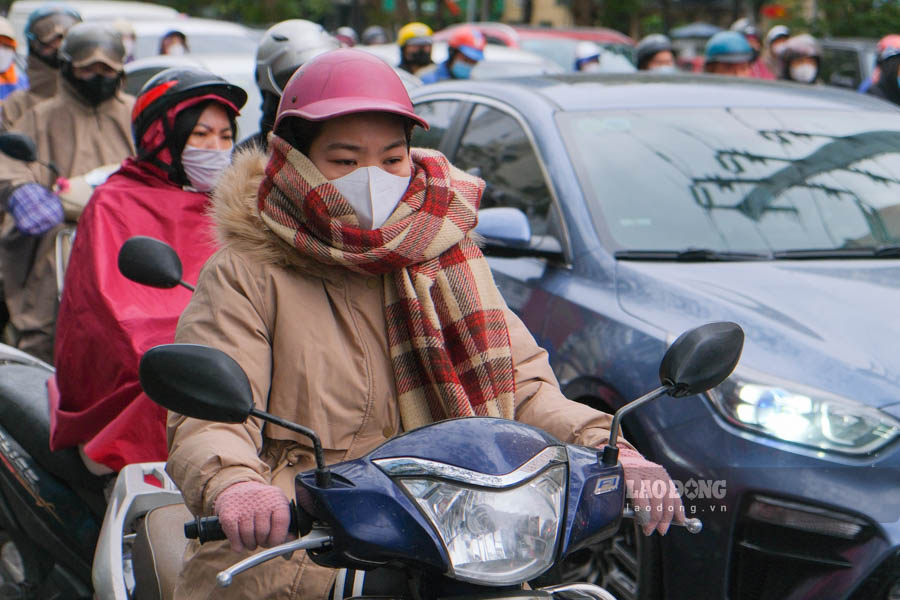 Troi chuyen ret dam kem mua phun khien nguoi Ha Noi co ro trong ao am va ao mua khi ra duong.