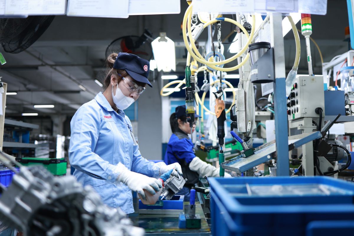 Yamaha Motor Vietnam workers seriously work on the first day of work. Photo: Hai Nguyen