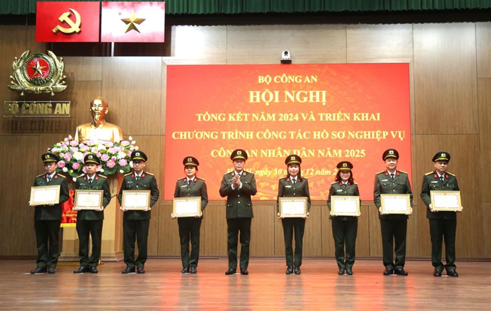 Deputy Minister of Public Security Le Quoc Hung awarded Certificates of Merit to collectives and individuals with outstanding and outstanding achievements in implementing the work of People's Public Security professional records in 2024. Photo: Ministry of Public Security